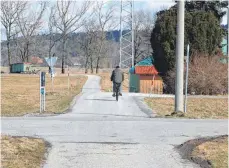  ?? ARCHIVFOTO: SIMON NILL ?? In Herlazhofe­n ist eine Radwegunte­rführung geplant.