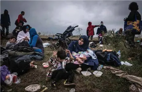  ?? (SERGEY PONOMAREV/LAIF) ?? Didier Fassin se penche sur la différence de traitement des réfugiés syriens pour saisir comment, subissant le même malheur, ces exilés ont été bien accueillis – comme en Allemagne – ou ont vu leur dignité bafouée, comme ici en Hongrie.