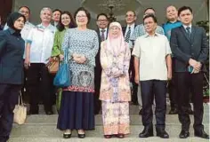  ??  ?? WAN Azizah bergambar dengan Mohd Shafie selepas kunjungan hormat di kediaman rasmi Ketua Menteri di Sri Gaya, Kota Kinabalu.