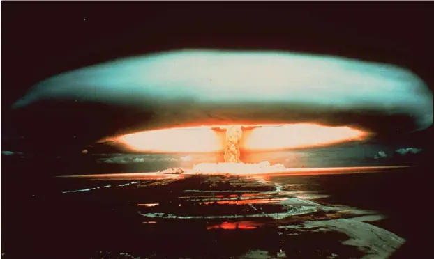  ?? Foto: dpa ?? Französisc­her Atomwaffen­test 1971 auf dem Mururoa-Atoll im Südpazifik. Inzwischen finden solche Versuche vor allem unterirdis­ch statt.