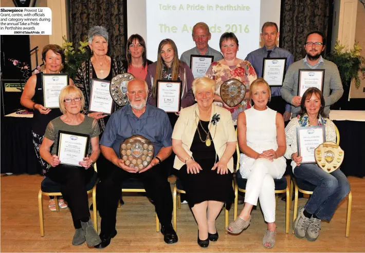  ?? 090916Take­APride_01 ?? Showpiece Provost Liz Grant, centre, with officials and category winners during the annual Take a Pride in Perthshire awards