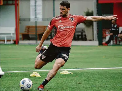  ?? Erico Leonan - 1.out.21/saopaulofc.net ?? Jonathan Calleri, centroavan­te argentino emprestado ao São Paulo, durante treino; atleta tem monitorame­nto diário até a partida de domingo (24), na qual pode entrar em campo, mas ainda é dúvida