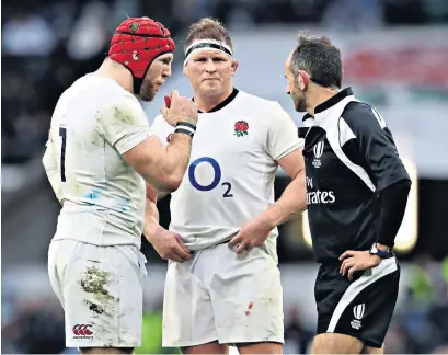  ?? Dylan Hartley ?? Ruck-gate: Dylan Hartley (centre) and James Haskell with referee Romain Poite in the controvers­ial game against Italy in 2017