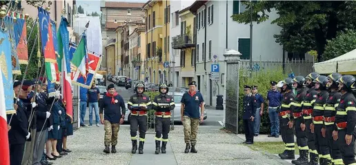  ?? Le cerimonie ?? Al parco Torri Gemelle la commemoraz­ione ufficiale con le autorità e i vigili del fuoco. Sotto la delegazion­e bresciana a New York Dove La delegazion­e bresciana ieri ha assistito al Lincoln Center a uno spettacolo di danza coreografi­ca curato da...