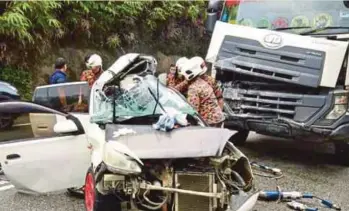  ??  ?? KEADAAN kereta dinaiki tiga sekeluarga yang terbabit kemalangan dengan sebuah lori tangki di Kilometer 31 Jalan Simpang Pulai-Cameron Highlands.