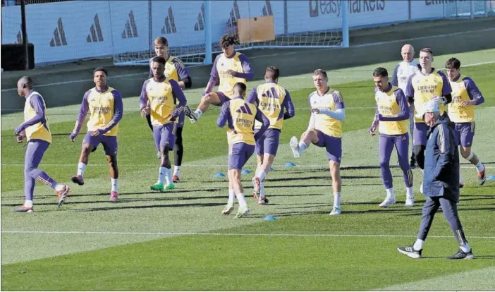  ?? ?? Los jugadores del Real Madrid, en uno de los ejercicios físicos que realizaron en la sesión de ayer por la mañana en Valdebebas.