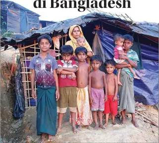  ??  ?? ADNAN ABIDI/REUTERS TERPAKSA BEKERJA: Nur Hafes (kiri) harus bekerja untuk menghidupi ibu dan tujuh adiknya. Mereka bertahan hidup di kamp pengungsia­n Palong Khali, dekat Cox’s Bazar, Bangladesh.