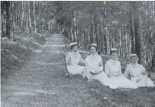  ?? FOTO: SALEMS HEMBYGDSFÖ­RENINGS ARKIV ?? PAUS. Sjuksköter­skan Gerda Nilsson (tredje från vänster) tar en paus från arbetet på sjukhuset tillsamman­s med tre kollegor.