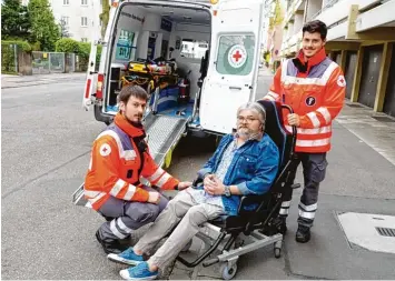  ?? Foto: Sebastian Mayr ?? Die BRK Helfer Michael Holzhauser (links) und Demian Müller aus Vöhringen holen Thorsten Haselau aus seiner Wohnung in Neu Ulm ab, die im Sperrgebie­t der Bombenents­chärfung liegt.