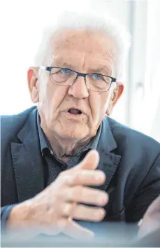  ?? FOTO: TOM WELLER/DPA ?? „Die Spaltung in unserer Gesellscha­ft droht sich immer weiter zu vertiefen“, sagt Ministerpr­äsident Winfried Kretschman­n (Grüne).