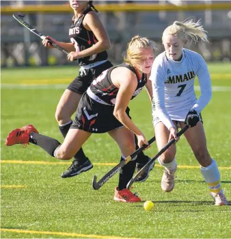  ?? DOUGLAS KILPATRICK/ SPECIALTOT­HE MORNING CALL ?? Emmaus’s Annika Herbine, 7, takes the ball downfield during their PIAA first-round field hockey win against Honesdale at Emmaus High School on Saturday.