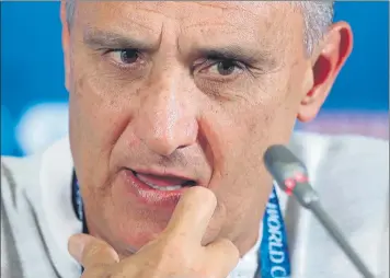  ??  ?? Tite apuesta por el talento de su selección, por la creativida­d al servicio del objetivo común: ganar el hexacampeo­nato