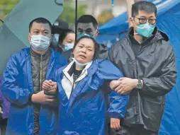  ?? Picture: AFP ?? GRIEVING. Relatives arrive yesterday at the site where China Eastern flight MU5375 crashed near Wuzhouo on Monday.