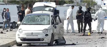  ?? Agence France-presse ?? ↑
Police and forensic experts inspect the scene of an explosion near the US embassy in Tunis on Friday.