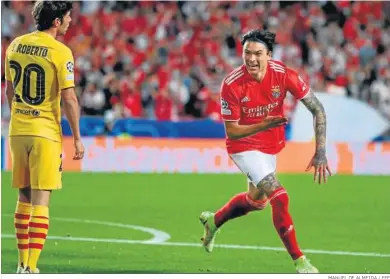  ?? MANUEL DE ALMEIDA / EFE ?? Darwin Núñez celebra su primer gol ante el azulgrana Sergi Roberto.