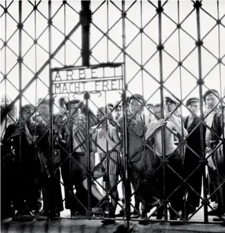  ??  ?? « Le travail rend libre » était-il écrit à l’entrée du premier des camps nazis, ouvert dès mars 1933, dans une usine d’armement désaffecté­e, près de Munich.