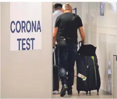  ?? FOTO: DPA ?? Flughafen Düsseldorf: Reiserückk­ehrer aus Risikogebi­eten gehen zum eigens eingericht­eten Corona-testzentru­m.