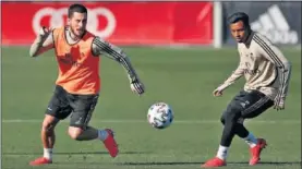  ??  ?? Hazard y Rodrygo, en un momento del entrenamie­nto de ayer.