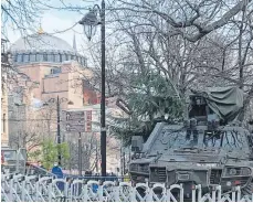  ?? FOTO: SUSANNE GÜSTEN ?? Mit großem Aufgebot wird das Gelände um Hippodrom, Blaue Moschee und der nahen Hagia Sophia geschützt.