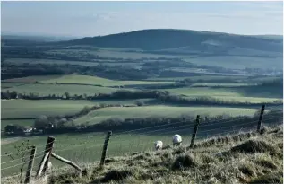  ??  ?? SUSSEX HILLS Look east from Firle Beacon to make out Wilmington Hill on the far side of the Cuckmere River.