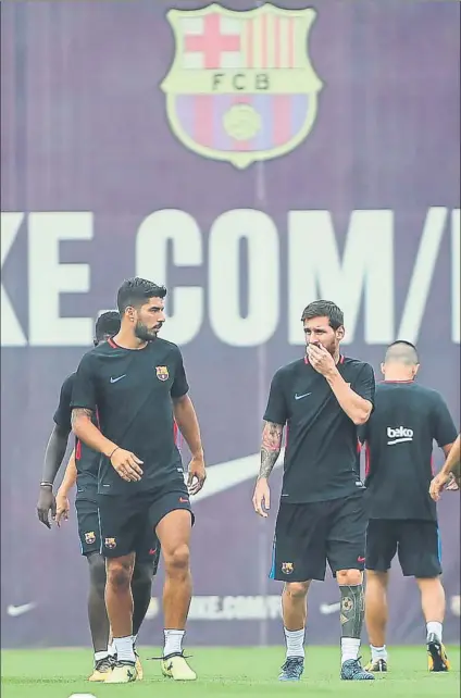  ?? FOTO: ÁLEX GALLARDO ?? Messi habla con Suárez en la sesión de ayer Las esperanzas de remontada del Barça pasan por sus botas