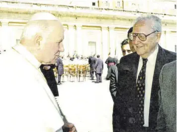  ??  ?? Ignacio Larramendi, con el papa Juan Pablo II, en la plaza de San Pedro durante una visita de la Fundación Mapfre América al Vaticano en 1994.