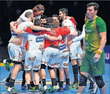  ??  ?? ALEGRÍA. Los Hispanos sufrieron lo indecible para ganar, y de ahí la celebració­n de la victoria.