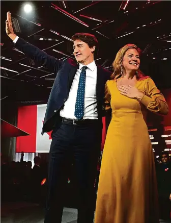  ?? FOTO ČTK/AP ?? Vítěz, alespoň prozatím. Kanadský premiér Trudeau s manželkou Sophií slaví ve štábu liberálů v Montrealu.