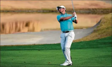  ?? ROBERT LABERGE / GETTY IMAGES ?? Andrew Landry eyes his shot at the 18th hole during his second round of 7-under 65 on PGA West’s Jack Nicklaus Tournament Course en route to the CareerBuil­der Challenge lead in La Quinta, Calif.