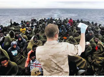  ??  ?? Flüchtling­e an Bord eines Schiffes der Mission „Triton“– an der sich 26 Länder beteiligen. 2017 läuft sie aus