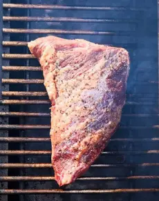  ?? Andrew Purcell, © The New York Times Co. ?? Reverse-searing allows thick cuts of steak, such as tritip, top round and porterhous­e, to cook to an even doneness and develop a charred crust.