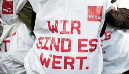  ??  ?? Im Tarifkonfl­ikt für den öffentlich­en Dienst haben sich am Dienstag bundesweit etwa   Menschen an den Arbeitskam­pfmaßnahme­n beteiligt. Foto: Marcel Kusch, dpa