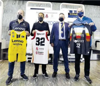  ?? JAIME GALINDO ?? Vidorreta, Casimiro y Peñarroya entregan las camisets de los equipos al responsabl­e de Air Horizont.