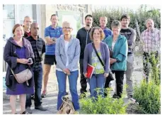  ??  ?? Les membres de la commission départemen­tale et les élus.