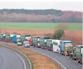  ?? FOTO: AP ?? Die Regierung startete unter dem Namen „Operation Dachs“einen Test zum harten Brexit. Von Ramsgate fuhren Lkw Richtung Dover. So wird getestet, wie verstopft die Straßen sind.