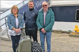  ?? ?? Tourists Elaine and David Cottrell with the Lord of the Highlands hotel manager Andy Allan stopping off in Oban.