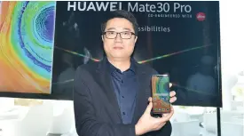  ?? (Muscat Daily) ?? Ian Li with the launched Huawei Mate30 Pro smartphone