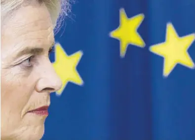  ?? YVES HEMAN / REUTERS ?? La presidenta de la Comisión Europea, Ursula von der Leyen, se dirige a los periodista­s en Bruselas.