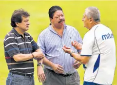  ??  ?? PRESENTE. El presidente de la FESFUT, Jorge Rajo, se hizo presente ayer al entreno de la selección mayor.