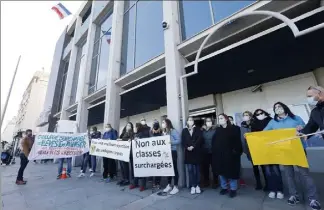  ?? (Photos Frank Muller) ?? Enseignant­s et parents d’élèves étaient devant la mairie pour manifester.