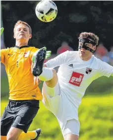  ?? FOTO: VOLKER STROHMAIER ?? Der TSV Wain, hier mit Torhüter Markus Rauscher im Zweikampf mit Ringschnai­ts Stefan Grell, spielt kommende Saison wieder in der Kreisliga A II.