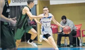  ?? FOTO: IMPROVE S. ?? Víctor Castellón (Hospitalet) avanza ante la defensa del Divina Joventut