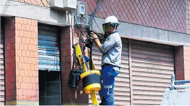  ?? JESúS RICO ?? Un trabajador del sector eléctrico realiza reparacion­es en las instalacio­nes de un local comercial.