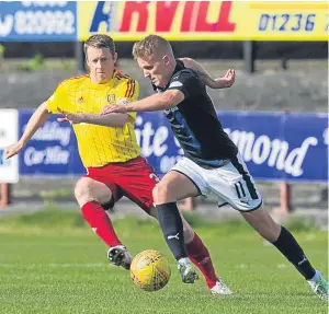  ?? Picture: Andrew Cawley. ?? Bobby Barr gets away from Scott Mclaughlin.