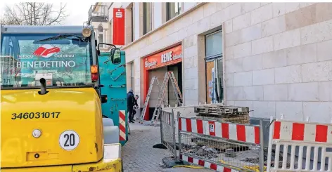  ?? FOTO: MEUTER ?? Der SB-Bereich der Sparkasse und der Rewe-Markt eröffnen am 8. April an der Düsseldorf­er Straße in Ohligs. Am 12. April auch die Sparkassen-Filiale.