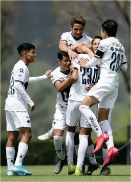  ??  ?? ESPERANZA. Jugadores de Pumas Sub 20 celebran un gol ante el América.