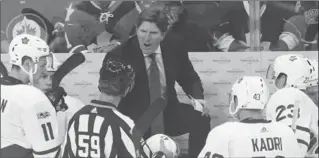  ?? JOHN WOODS, THE CANADIAN PRESS ?? Mike Babcock has words with an official during Wednesday’s season opening win in Winnipeg.