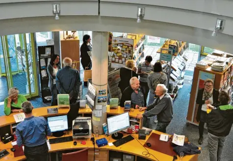  ?? Foto: Annemarie Meilinger ?? Eine Bücherei ist ein Ort der Kommunikat­ion, das wurde bei der Vernissage der Ausstellun­g „Neuburg repariert“im Bücherturm deutlich. Dabei waren sich die Besucher in einem Punkt einig: Reparieren ist besser als Wegwerfen.