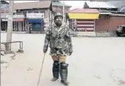  ?? HT PHOTO ?? A CRPF man stands guard during restrictio­ns in Srinagar on Saturday.