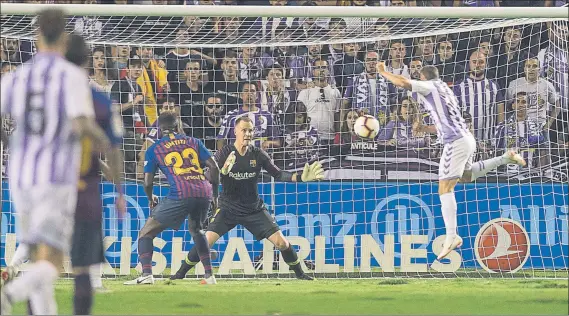  ?? FOTO: PERE PUNTÍ ?? Keko, en el momento de rematar a gol el que parecía ser el gol del empate El asistente vio que estaba en fuera de juego y el VAR lo corroboró